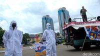 Aksi juga diisi dengan berbagai orasi. Polisi mengenakan APD hazmat berjaga di lokasi. 