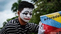 Massa nantinya akan mengantarkan mural kepada Presiden Jokowi lewat Sekretariat Negara.