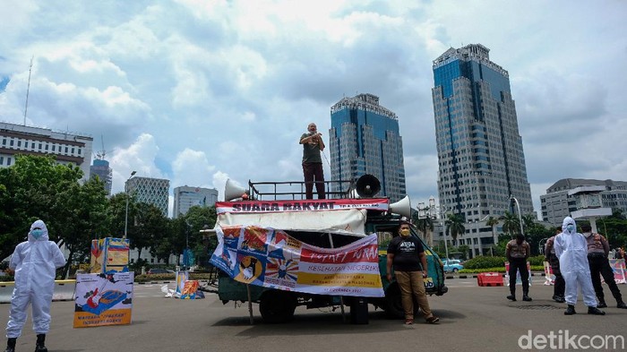 Poster Bahaya Rokok Mejeng di Patung Kuda, Ada Apa? Koalisi Masyarakat Peduli Kesehatan (KOMPAK) gelar aksi tolak rokok di silang Monas dekat patung kuda, Jakarta. Beragam poster bahaya rokok pun warnai aksi itu.