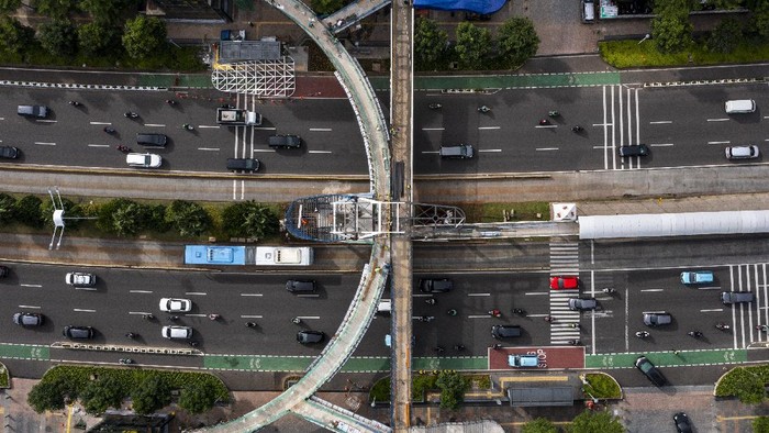 Foto udara progres pembangunan Jembatan Penyeberangan Orang (JPO) Sudirman di Jakarta, Rabu (17/11/2021). Pemprov DKI Jakarta merevitalisasi JPO Sudirman dengan konsep menyerupai kapal pinisi yang dilengkapi jalur sepeda dan terintegrasi halte TransJakarta untuk mendukung program Jakarta ramah pejalan kaki dan ditargetkan selesai pada November 2021.ANTARA FOTO/Galih Pradipta/rwa.