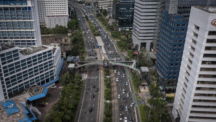 Foto udara progres pembangunan Jembatan Penyeberangan Orang (JPO) Sudirman di Jakarta, Rabu (17/11/2021). Pemprov DKI Jakarta merevitalisasi JPO Sudirman dengan konsep menyerupai kapal pinisi yang dilengkapi jalur sepeda dan terintegrasi halte TransJakarta untuk mendukung program Jakarta ramah pejalan kaki dan ditargetkan selesai pada November 2021.ANTARA FOTO/Galih Pradipta/rwa.