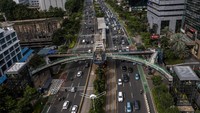 JPO juga akan dilengkapi dengan jalur sepeda dan terintegrasi halte TransJakarta untuk mendukung program Jakarta ramah pejalan kaki dan ditargetkan selesai pada November 2021.