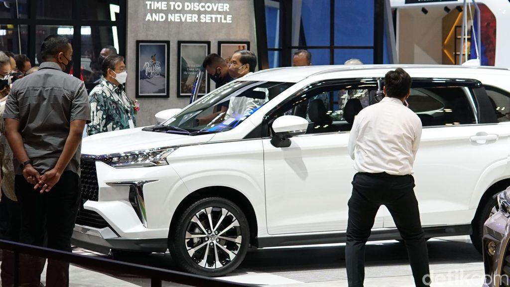 Presiden Jokowi meninjau pameran otomotif GIIAS 2021