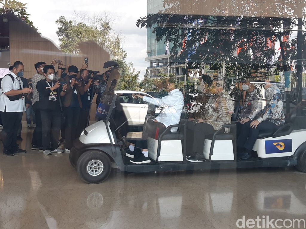 Presiden Jokowi nyetir mobil golf sendiri di GIIAS 2021