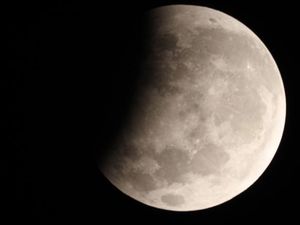 4 Fakta Menarik Gerhana Bulan Sebagian 19 November