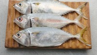 Ikan berlemak tak hanya salmon yang mahal. Di Indonesia, kamu bisa mengandalkan konsumsi ikan kembung yang nutrisinya tak kalah hebat. Asam lemak omega 3 di dalamnya bermanfaat melawan peradangan tubuh. Foto: iStock