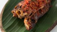 Olahan ikan berupa ikan rica-rica ini selalu jadi lauk favorit di warung tegal. Untuk mendapatkan ikan yang garing dengan topping sambal yang pedas, kamu bisa melihat resep ini. Foto: iStock