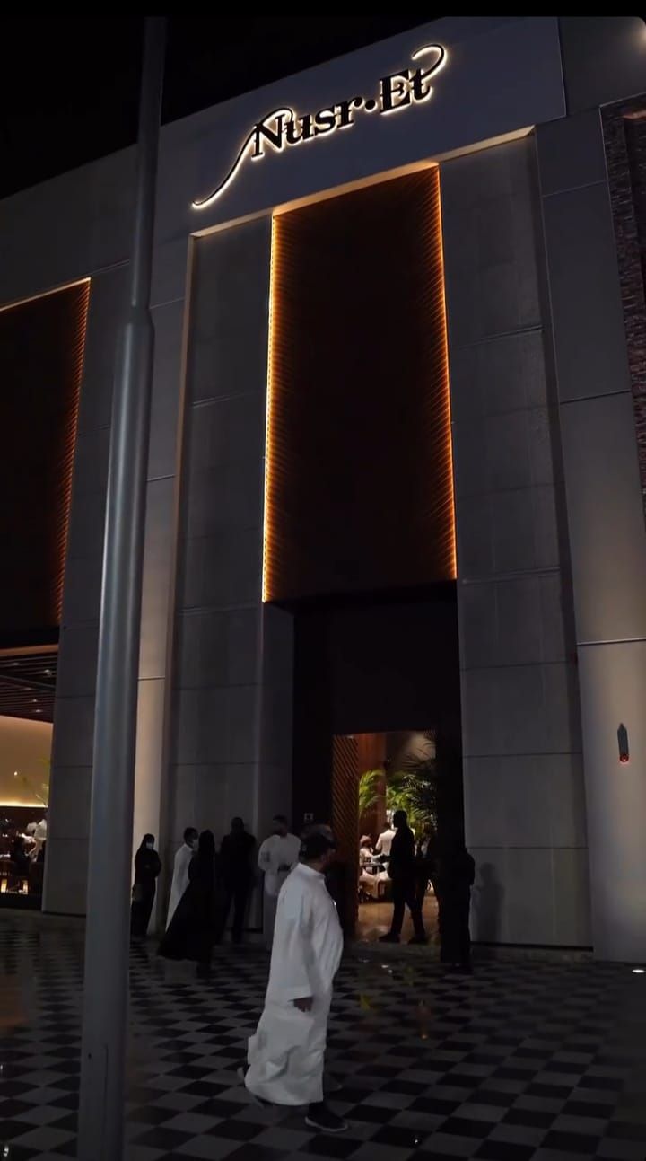 Resto Salt Bae ke-28 Dibuka di Arab Saudi, Segini Harga Menunya
