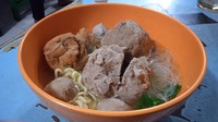Ada juga menu Bakso Special. Berisikan satu buah bakso daging berukuran besar, satu buah bakso urat berukuran besar, tiga buah bakso kecil, dua buah tahu pong serta pelengkap lain dijamin kamu akan kenyang dengan menu yang satu ini. Foto: detikcom/Diah Afrilian