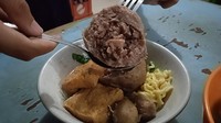 Jika biasanya bakso urat di warung bakso lain cenderung alot dan keras, di sini kamu bisa menikmati bakso urat yang lembut dan tidak perlu tenaga ekstra untuk mengunyahnya. Isian cincangan urat daging sapi yang ada di bagian dalam bakso juga begitu penuh dan padat.Foto: detikcom/Diah Afrilian