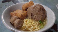 Selain bakso daging, ada juga menu Bakso Urat untuk kamu yang menyukai bakso dengan tekstur sedikit lebih kasar. Disiram dengan kuah bening gurih tetapi tanpa lemak, membuat rasa bakso urat yang disajikan di sini rasanya begitu sempurna dan pas di mulut. Foto: detikcom/Diah Afrilian