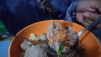 Agar lebih nikmat, bagi kamu para pecinta pedas wajib menuangkan sambal yang tersaji di setiap meja. Kucuran smabal yang pedas gurih ini membuat bakso semakin terasa sempurna. Foto: detikcom/Diah Afrilian