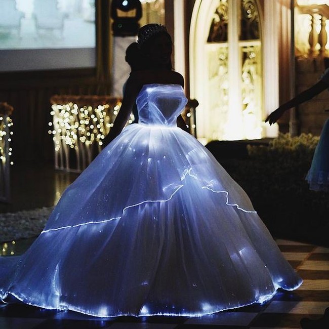 Pada malam resepsi pernikahan, Rachel Vennya menjelma bak seorang putri. Begitu pula Niko yang memakai setelan busana a la pangeran dari negeri dongeng. Foto: Instagram