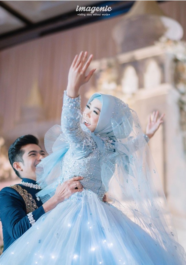 Gaun berwarna dusty blue tersebut merupakan rancangan Lisa Ju, desainer asal Bandung. Ia mengaku menciptakan gaun untuk Ria Ricis terinspirasi dari Cinderella. Foto: Instagram