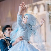 Gaun berwarna dusty blue tersebut merupakan rancangan Lisa Ju, desainer asal Bandung. Ia mengaku menciptakan gaun untuk Ria Ricis terinspirasi dari Cinderella. Foto: Instagram