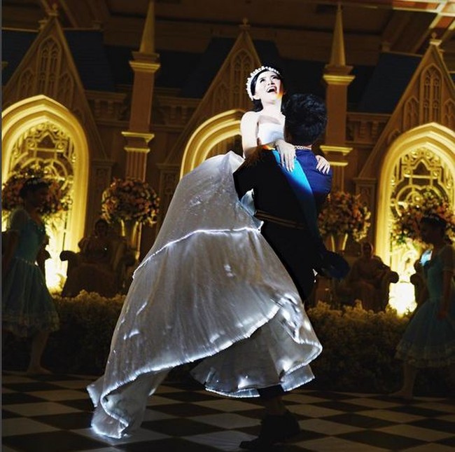 Gaun memiliki volume rok lebar dengan lampu-lampu kecil yang dipasang di baliknya. Saat lampu ruangan dimatikan, penampilan Rachel Vennya pun tampak dramatis.  Foto: Instagram