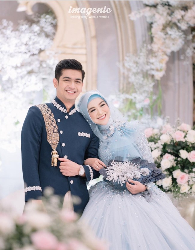 Di Instagram, Lisa Ju mengatakan karyanya untuk perempuan 26 tahun ini merupakan gaun pengantin berkonsep syari pertamanya. Terinspirasi dari Cinderella, dengan kearifan lokal, tambah Lisa Ju. Foto: Instagram