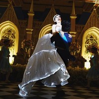 Gaun memiliki volume rok lebar dengan lampu-lampu kecil yang dipasang di baliknya. Saat lampu ruangan dimatikan, penampilan Rachel Vennya pun tampak dramatis.  Foto: Instagram