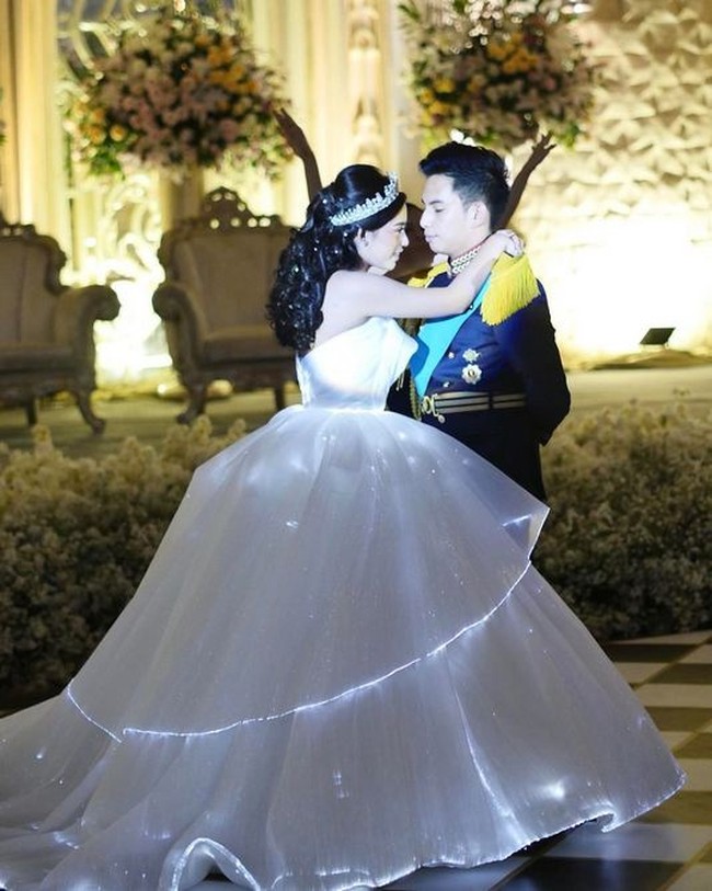 Pada 2017, Rachel Vennya juga mengenakan gaun dengan konsep busana serupa Ria Ricis saat resepsi pernikahan. Mantan istri Niko Al Hakim ini tampil mewah berbalut ballgown putih berhias lampu berkilauan. Foto: Instagram