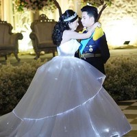 Pada 2017, Rachel Vennya juga mengenakan gaun dengan konsep busana serupa Ria Ricis saat resepsi pernikahan. Mantan istri Niko Al Hakim ini tampil mewah berbalut ballgown putih berhias lampu berkilauan. Foto: Instagram