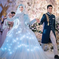 YouTuber Ria Ricis bak putri raja semalam di resepsi pernikahannya dengan Teuku Ryan. Gaunnya tampak megah dengan aksen lampu-lampu yang menyala. Foto: Instagram