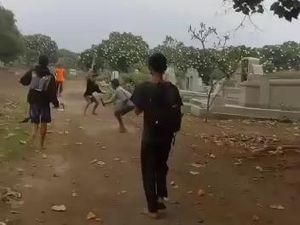 Polisi Buru Sekelompok Remaja Rekam Aksi Tawuran Bawa Celurit Demi Konten