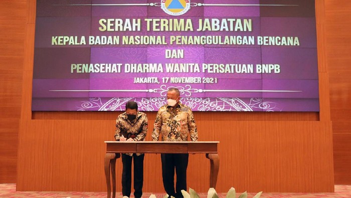 Sertijab Kepala BNPB dari Letjen Ganip Warsito ke Mayjen Suharyanto