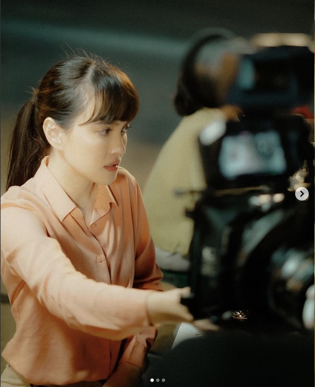 Dalam film I Need You Baby, Shandy Aulia berperan sebagai pasangan suami istri dengan Gading Marten. Shandy mengubah penampilannya menjadi berponi di film terbarunya ini. Foto: Instagram