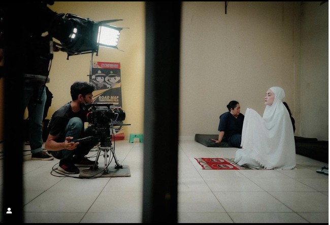 Shandy Aulia tampil memakai mukena dalam salah satu adegannya di Suci Dalam Cinta. Penampilannya memakai mukena ini pun menuai pujian warganet. “MasyaAllah kaaaa cantik sekali,” tulis netizen di Instagram Shandy. Foto: Instagram