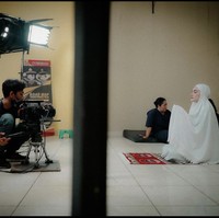 Shandy Aulia tampil memakai mukena dalam salah satu adegannya di Suci Dalam Cinta. Penampilannya memakai mukena ini pun menuai pujian warganet. “MasyaAllah kaaaa cantik sekali,” tulis netizen di Instagram Shandy. Foto: Instagram