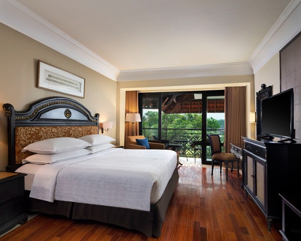 Resor ini memiliki 246 kamar yang terdiri dari deluxe room, grand deluxe, lagoon access, dan berbagai tipe kamar suite. Di samping itu, Sheraton Mustika Yogyakarta Resort and Spa juga telah merenovasi 51 kamar tipe deluxe menjadi grand deluxe. Di mana terdapat perbedaan yang mencolok dari interior Jawa klasik menjadi kontemporer minimalis. Foto: dok. Sheraton Mustika Yogyakarta Resort and Spa Resor ini memiliki 246 kamar yang terdiri dari deluxe room, grand deluxe, lagoon access, dan berbagai tipe kamar suite. Di samping itu, Sheraton Mustika Yogyakarta Resort and Spa juga telah merenovasi 51 kamar tipe deluxe menjadi grand deluxe. Di mana terdapat perbedaan yang mencolok dari interior Jawa klasik menjadi kontemporer minimalis. Foto: dok. Sheraton Mustika Yogyakarta Resort and Spa