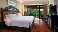 Resor ini memiliki 246 kamar yang terdiri dari deluxe room, grand deluxe, lagoon access, dan berbagai tipe kamar suite. Di samping itu, Sheraton Mustika Yogyakarta Resort and Spa juga telah merenovasi 51 kamar tipe deluxe menjadi grand deluxe. Di mana terdapat perbedaan yang mencolok dari interior Jawa klasik menjadi kontemporer minimalis.  Foto: dok. Sheraton Mustika Yogyakarta Resort and Spa