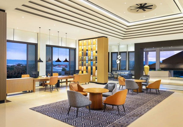Selain itu, pada lobby bagian timur juga telah mengalami perubahan signifikan dengan sentuhan gaya modern untuk para tamu check in. Foto: dok. Sheraton Mustika Yogyakarta Resort and Spa Selain itu, pada lobby bagian timur juga telah mengalami perubahan signifikan dengan sentuhan gaya modern untuk para tamu check in. Foto: dok. Sheraton Mustika Yogyakarta Resort and Spa