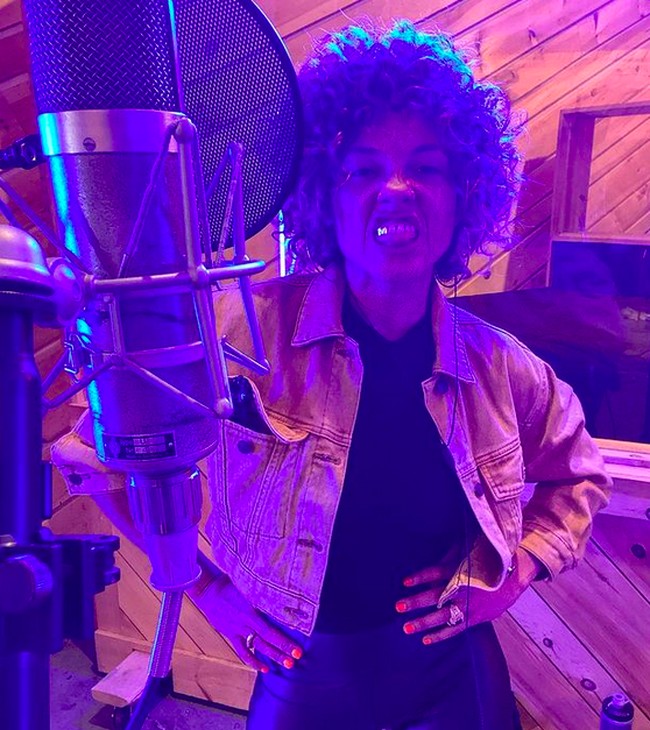 Sophia Urista memulai kariernya sebagai penyanyi profesional saat mengikuti kontes The Voice Amerika Season 11 pada 2016. Penampilannya berhasil merebut hati Miley Cyrus. Namun, ia harus tersingkir di babak Playoffs minggu pertama. (Foto: Instagram/@sophiaurista)