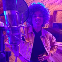 Sophia Urista memulai kariernya sebagai penyanyi profesional saat mengikuti kontes The Voice Amerika Season 11 pada 2016. Penampilannya berhasil merebut hati Miley Cyrus. Namun, ia harus tersingkir di babak Playoffs minggu pertama. (Foto: Instagram/@sophiaurista)