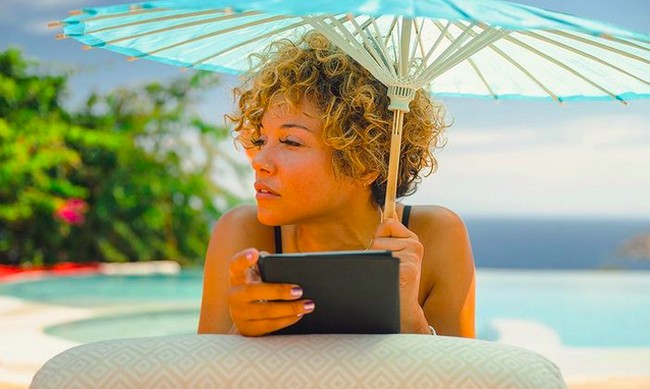 Atas peristiwa tersebut, Sophia yang sempat bungkam akhirnya angkat bicara. Aku cinta keluargaku, bandku, dan penggemar lebih dari apapun. Aku tahu beberapa dari kalian merasa tersakiti atau tersinggung atas perbuatanku. Aku minta maaf pada mereka dan ingin mereka tahu bahwa aku tak berniat menyakiti mereka,” kata penyanyi 36 tahun itu. (Foto: Instagram/@sophiaurista)