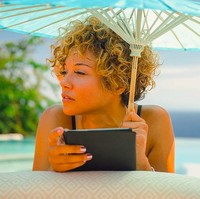 Atas peristiwa tersebut, Sophia yang sempat bungkam akhirnya angkat bicara. Aku cinta keluargaku, bandku, dan penggemar lebih dari apapun. Aku tahu beberapa dari kalian merasa tersakiti atau tersinggung atas perbuatanku. Aku minta maaf pada mereka dan ingin mereka tahu bahwa aku tak berniat menyakiti mereka,” kata penyanyi 36 tahun itu. (Foto: Instagram/@sophiaurista)