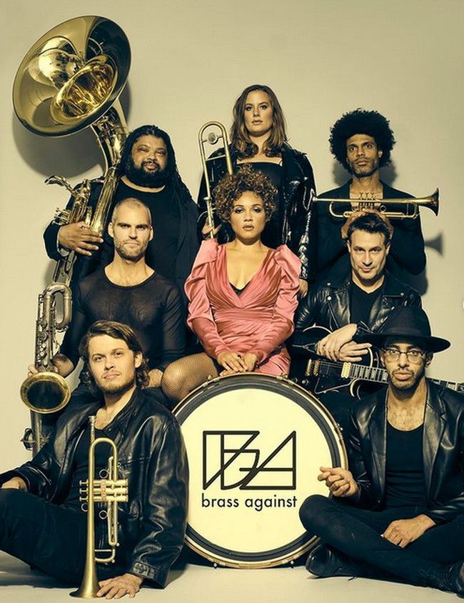 Sophia Urista lantas mengajak seorang penonton pria ke panggung. Sambil menyanyikan Wake Up milik Rage Against the Machine, ia lalu membuka celana dan mengencingi pria yang sudah dalam posisi berbaring itu. (Foto: Instagram/@sophiaurista)