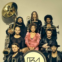 Sophia Urista lantas mengajak seorang penonton pria ke panggung. Sambil menyanyikan Wake Up milik Rage Against the Machine, ia lalu membuka celana dan mengencingi pria yang sudah dalam posisi berbaring itu. (Foto: Instagram/@sophiaurista)