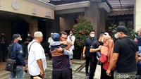 Sejumlah anggota keluarga dan kerabat pun berdatangan ke rumah duka untuk melayat.