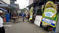 Karangan bunga dari sejumlah pihak juga tampak terpasang di area sekitar rumah duka.