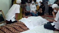 Rencananya, jenazah akan dimakamkan di pemakaman keluarga di Ciomas, Kabupaten Bogor.