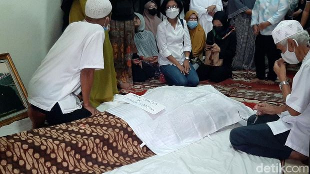 H. Zulkifli bin Adam atau Max Sopacua meninggal dunia. Suasana duka pun menyelimuti kediaman Max Sopacua di kawasan Bogor.