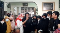 Jenazah Max Sopacua pun rencananya akan dimakamkan bersebelahan dengan makam istrinya di pemakaman keluarga di Ciomas, Kabupaten Bogor.