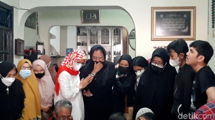Tiba di Rumah Duka, Isak Tangis Keluarga Sambut Jenazah Max Sopacua H. Zulkifli bin Adam atau Max Sopacua meninggal dunia. Suasana duka pun menyelimuti kediaman Max Sopacua di kawasan Bogor.