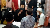 Isak tangis anggota keluarga dan kerabat pecah saat jenazah H. Zulkifli Bin Adam atau Max Sopacua tiba di rumah duka yang berada di kawasan Bogor, Jawa Barat, Rabu (17/11/2021).