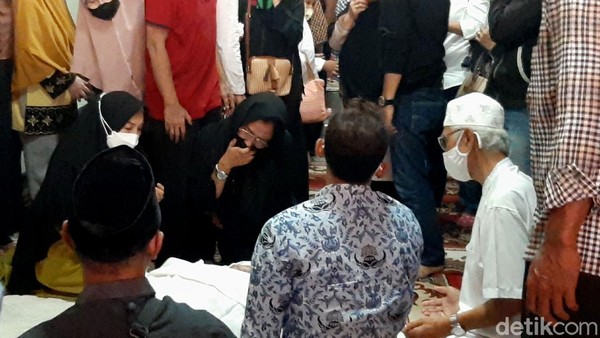Tiba di Rumah Duka, Isak Tangis Keluarga Sambut Jenazah Max Sopacua