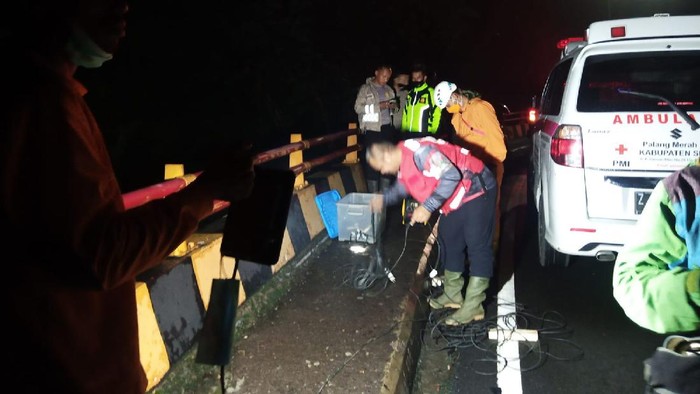 Tim Gabungan sedang melakukan pencarian kepada Yana yang hilang secara misterius di kawasan jalan Cadas Pangeran Sumedang, Selasa (16/11/2021) malam