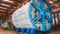 Tanah hasil penggalian akan dicampur dengan polymer dan dipompa menggunakan soil pump dari chamber TBM ke muck pit di permukaan tanah (ground level) lalu diangkut dengan truk ke tempat pembuangan tanah yang telah ditentukan. Pembuangan tanah hasil galian akan dimanfaatkan untuk lahan pemakaman yang berlokasi di TPU Rorotan, Jakarta Utara dan TPU Tegal Alur, Jakarta Barat. Pekerjaan pengeboran akan membutuhkan waktu selama ±17 bulan untuk kedua TBM tersebut. Foto: Dok. Instagram @mrtjkt