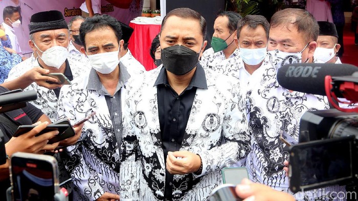Kasus COVID-19 di Surabaya terus menurun, sehingga kapasitas pembelajaran tatap muka (PTM) ditambah. PTM SD dan SMP yang sebelumnya hanya 50 persen siswa, kini bisa 100 persen.